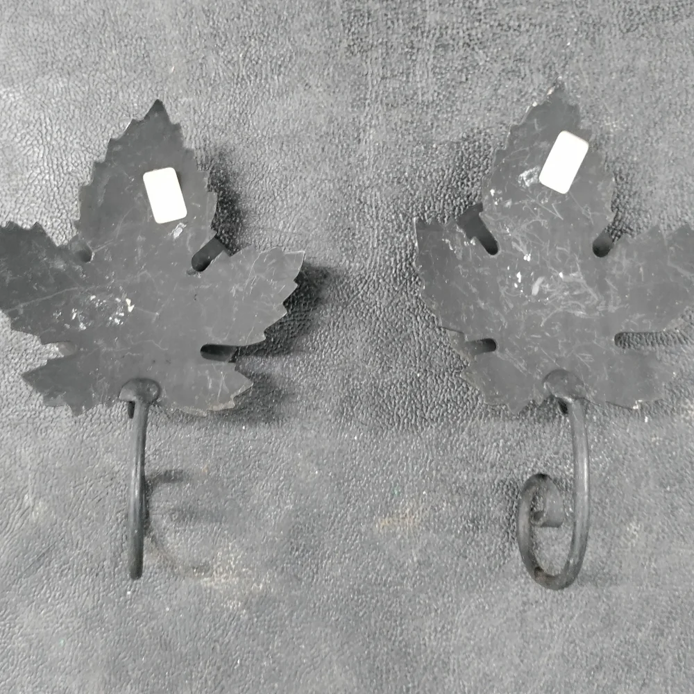 Leaf candle holder
